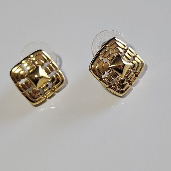 *Sale* Vintage Monet Gold Tone Diamond Shaped Earrings - Picture 13 of 13